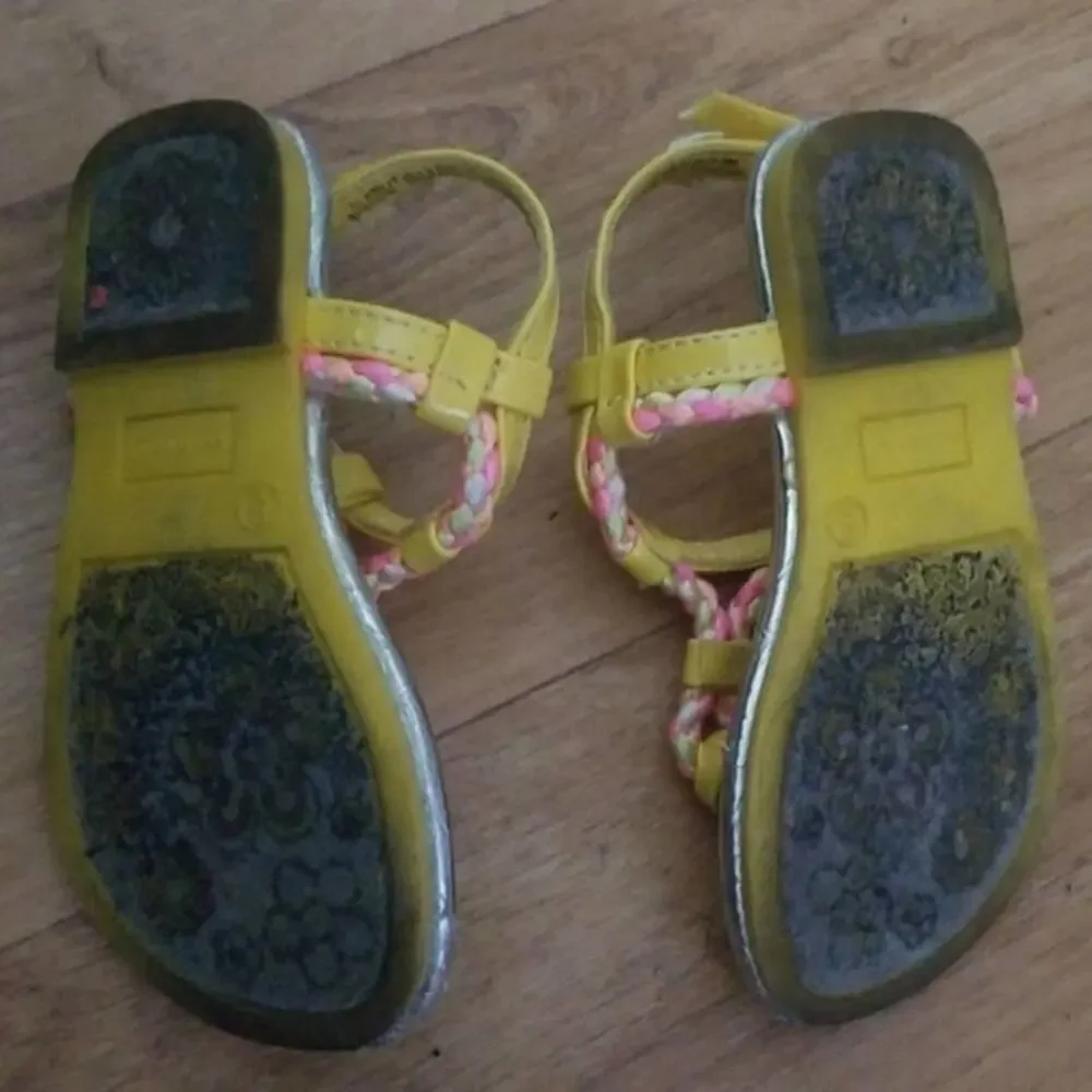 Used girls sandles size 6‎